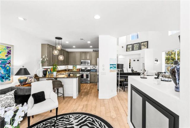 7651 Park Field Circle, Huntington Beach, CA 92648
