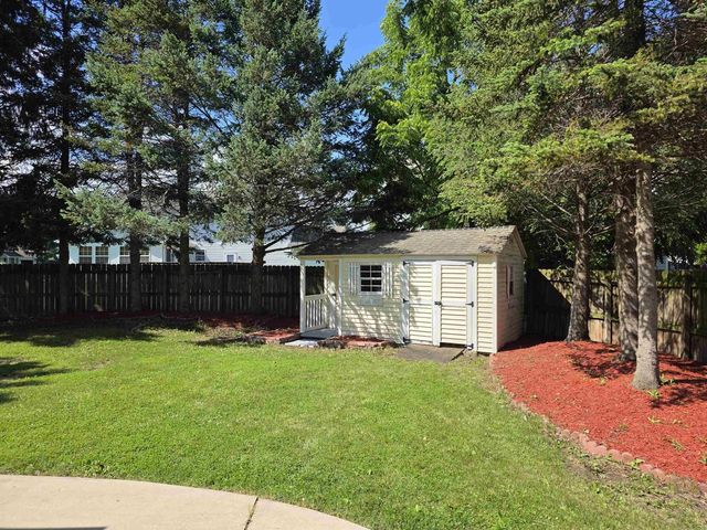 2221 Alongi Lane, Beloit, WI 53511