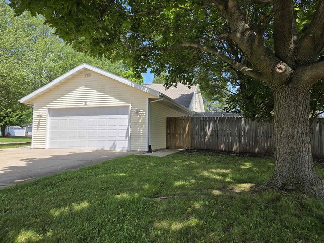 2221 Alongi Lane, Beloit, WI 53511