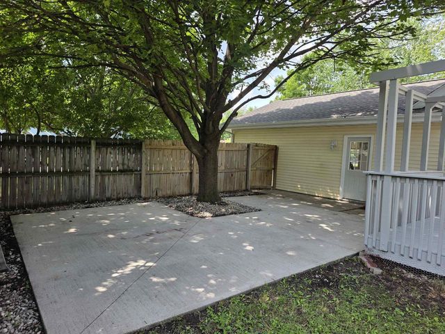 2221 Alongi Lane, Beloit, WI 53511