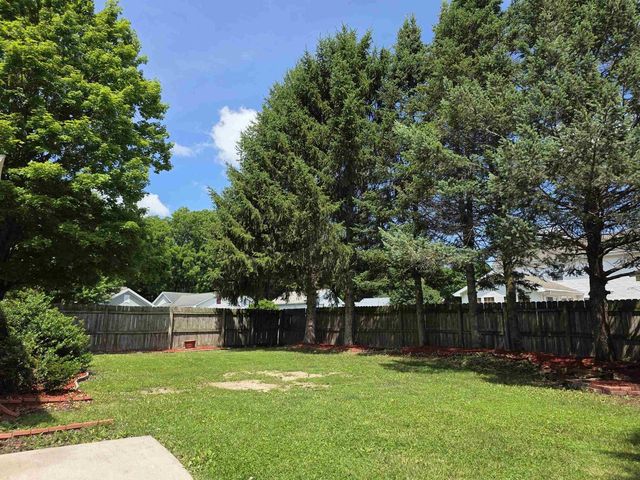 2221 Alongi Lane, Beloit, WI 53511