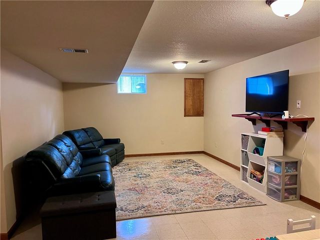 2517 NW Leann Drive, Blue Springs, MO 64014
