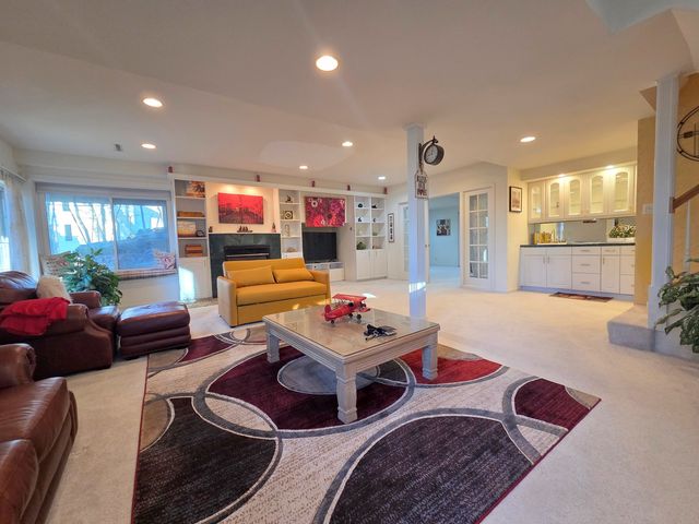 1025 Rosewood Drive B, Carpentersville, IL 60110