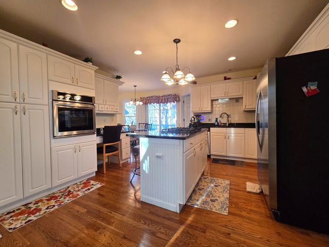 1025 Rosewood Drive B, Carpentersville, IL 60110