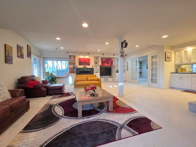 1025 Rosewood Drive B, Carpentersville, IL 60110