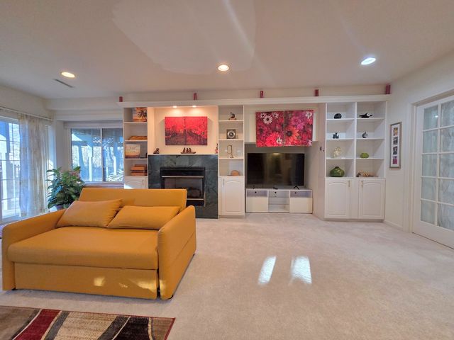 1025 Rosewood Drive B, Carpentersville, IL 60110