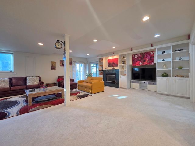 1025 Rosewood Drive B, Carpentersville, IL 60110