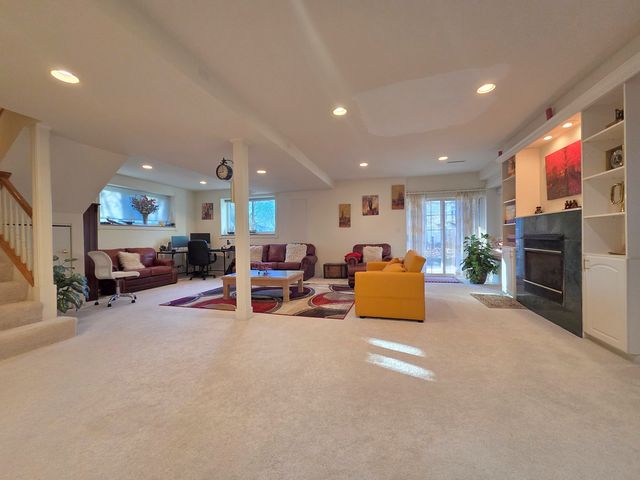 1025 Rosewood Drive B, Carpentersville, IL 60110