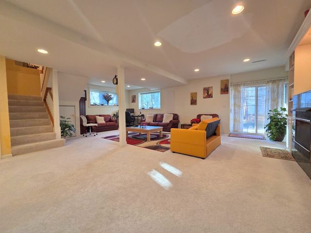 1025 Rosewood Drive B, Carpentersville, IL 60110