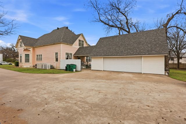 306 E Tarrant Street, Bowie, TX 76230