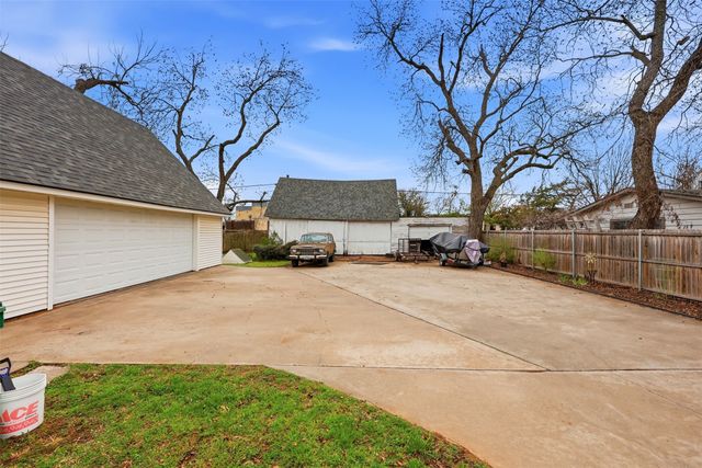 306 E Tarrant Street, Bowie, TX 76230