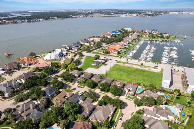 2088 Silverthorn Lane, Kemah, TX 77565