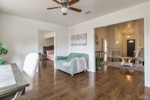 516 Long Lake Dr, Pensacola, FL 32506