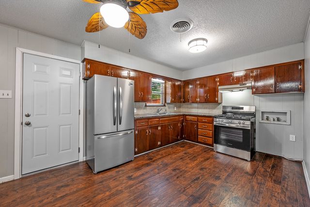 2710 W Walker Street, Denison, TX 75020