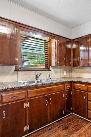2710 W Walker Street, Denison, TX 75020