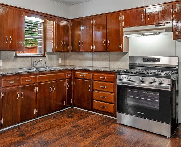 2710 W Walker Street, Denison, TX 75020