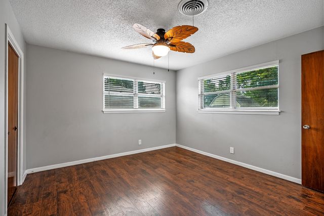 2710 W Walker Street, Denison, TX 75020