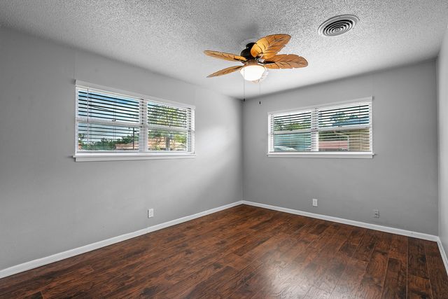 2710 W Walker Street, Denison, TX 75020