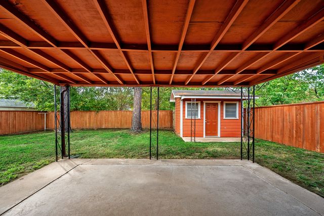 2710 W Walker Street, Denison, TX 75020
