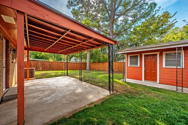 2710 W Walker Street, Denison, TX 75020