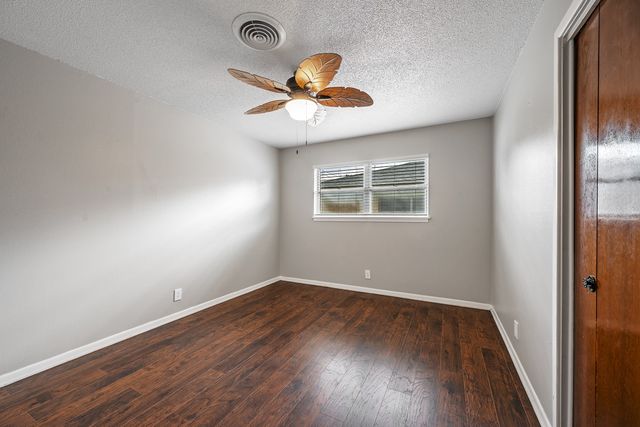 2710 W Walker Street, Denison, TX 75020