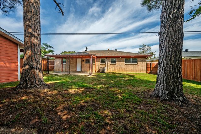 2710 W Walker Street, Denison, TX 75020