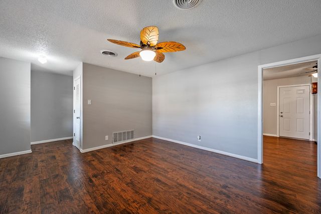 2710 W Walker Street, Denison, TX 75020
