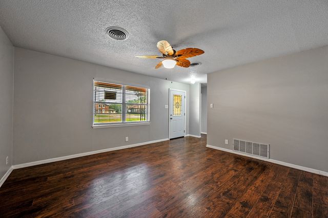 2710 W Walker Street, Denison, TX 75020