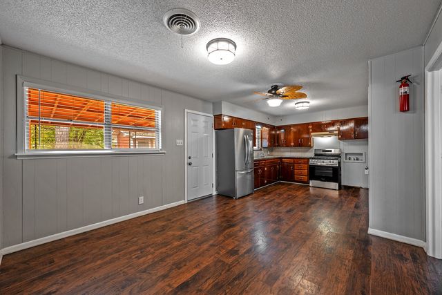 2710 W Walker Street, Denison, TX 75020