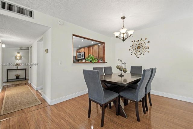 9340 Lagoon Pl 110, Davie, FL 33324