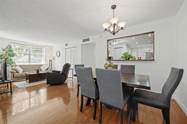 9340 Lagoon Pl 110, Davie, FL 33324