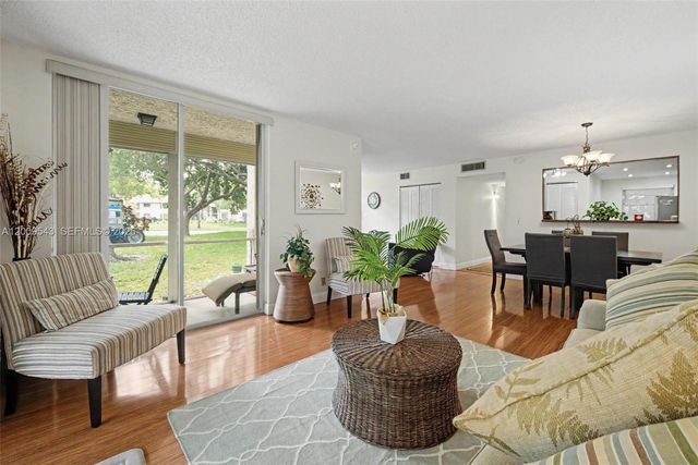 9340 Lagoon Pl 110, Davie, FL 33324