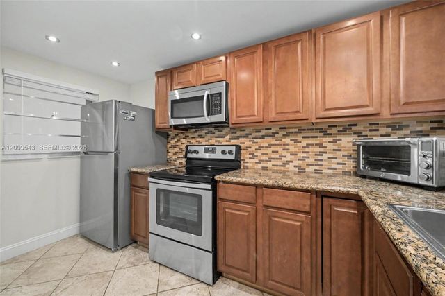 9340 Lagoon Pl 110, Davie, FL 33324