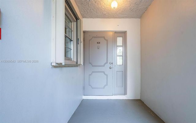 9340 Lagoon Pl 110, Davie, FL 33324