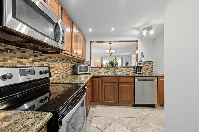 9340 Lagoon Pl 110, Davie, FL 33324