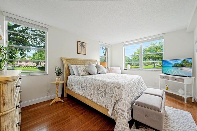 9340 Lagoon Pl 110, Davie, FL 33324