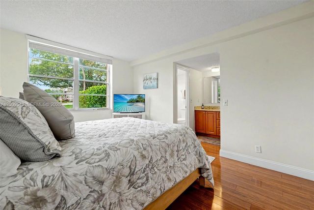 9340 Lagoon Pl 110, Davie, FL 33324