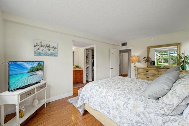 9340 Lagoon Pl 110, Davie, FL 33324