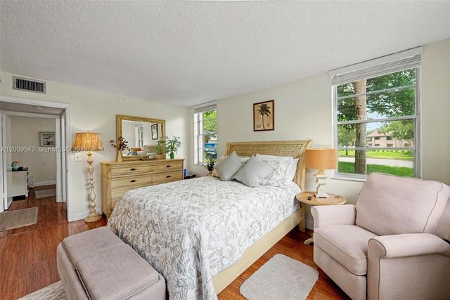 9340 Lagoon Pl 110, Davie, FL 33324