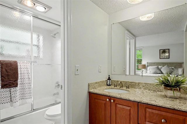 9340 Lagoon Pl 110, Davie, FL 33324