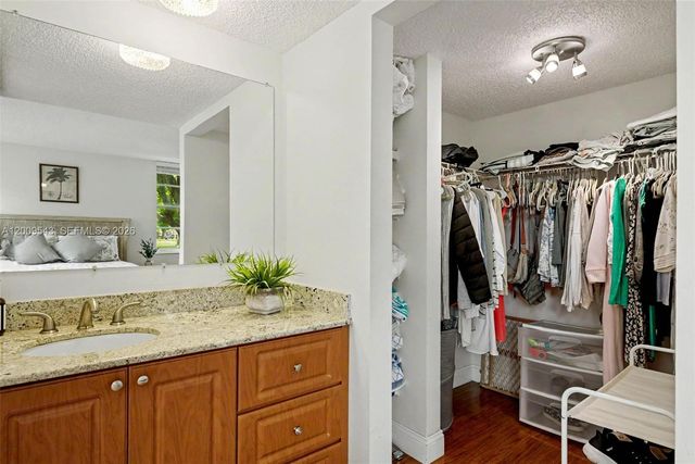 9340 Lagoon Pl 110, Davie, FL 33324