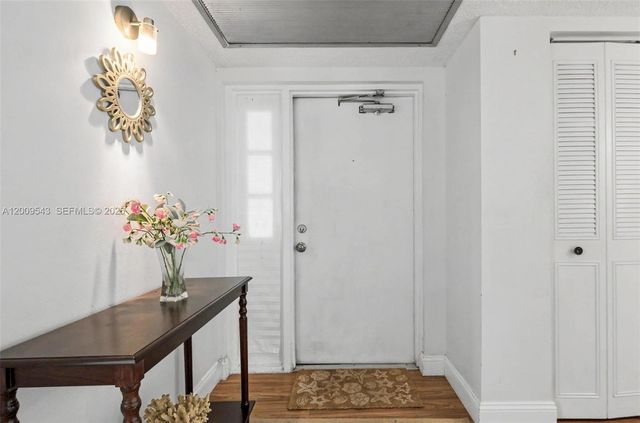 9340 Lagoon Pl 110, Davie, FL 33324