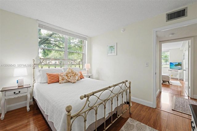 9340 Lagoon Pl 110, Davie, FL 33324