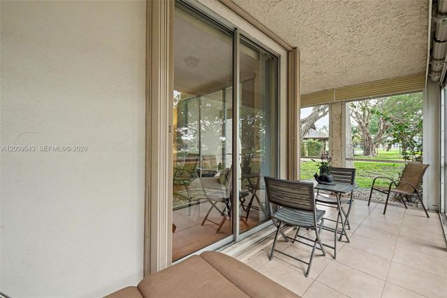 9340 Lagoon Pl 110, Davie, FL 33324