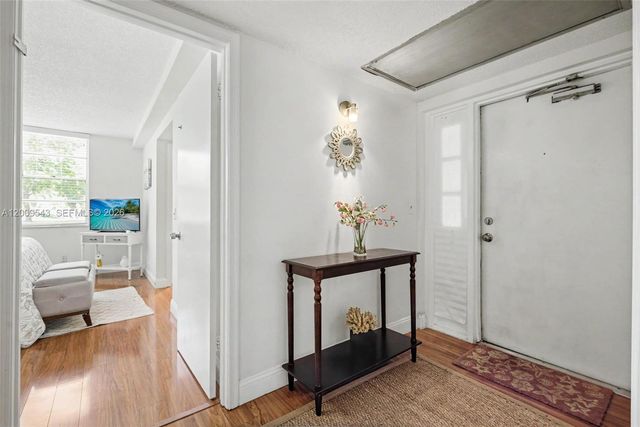 9340 Lagoon Pl 110, Davie, FL 33324