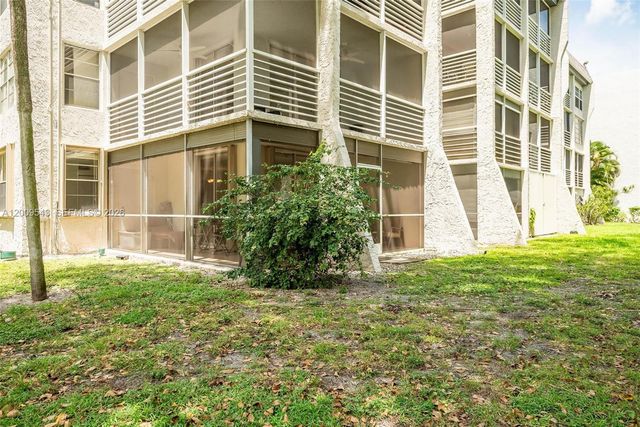 9340 Lagoon Pl 110, Davie, FL 33324