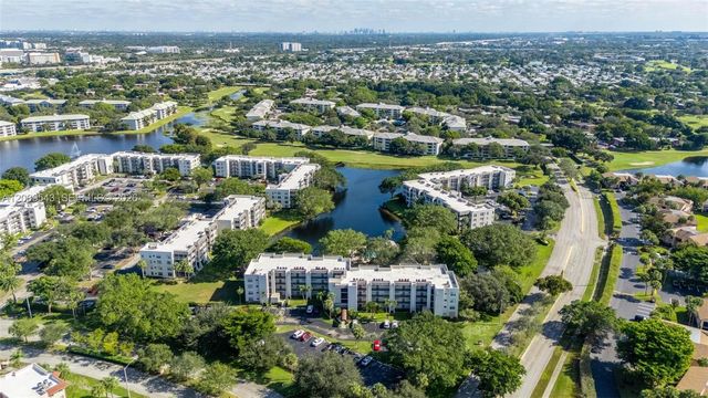 9340 Lagoon Pl 110, Davie, FL 33324