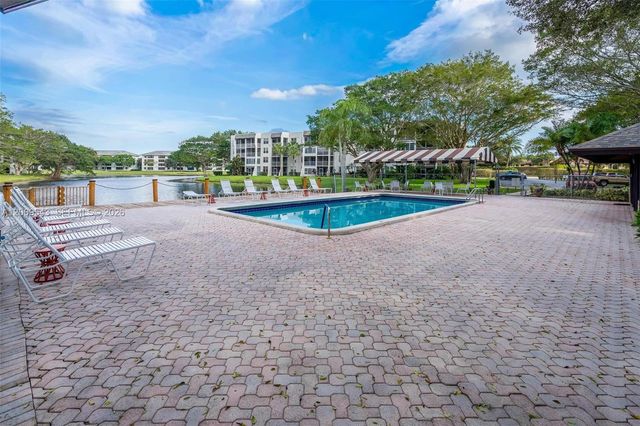 9340 Lagoon Pl 110, Davie, FL 33324