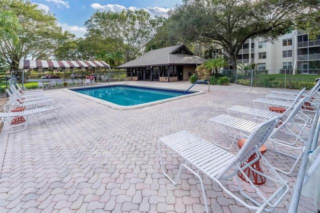 9340 Lagoon Pl 110, Davie, FL 33324