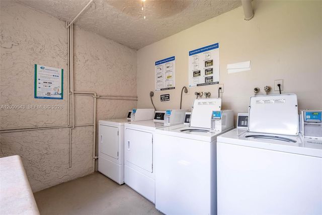 9340 Lagoon Pl 110, Davie, FL 33324